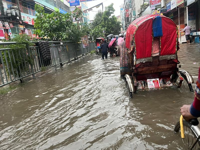 রাজধানীর ফার্মগেটে আজ মঙ্গলবার সকাল আটটার দিকে রাস্তায় এমন পানি জমেছে